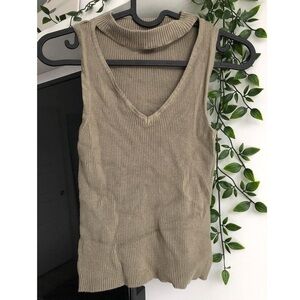 4/$24 🧡 Cut out V neck sleeve-less top